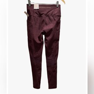 Victoria’s Secret 7/8 length studio leggings with pockets. Size 4 NWT